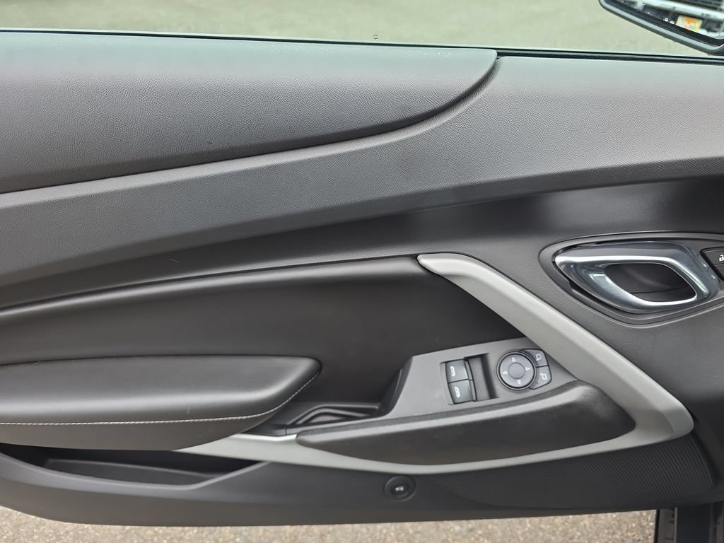 Used 2018 Chevrolet Camaro SS RWD image 17