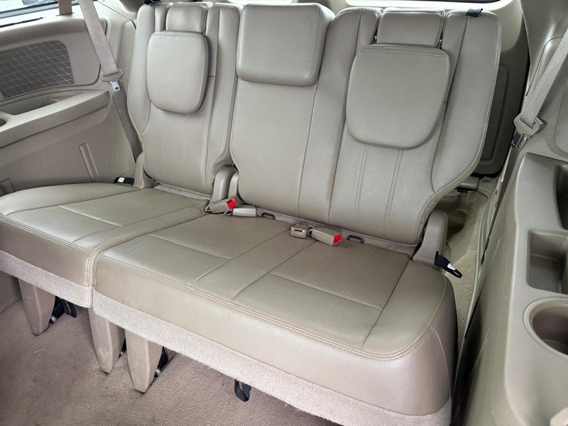 Used 2014 Chrysler Town & Country Touring-L w/ Driver Convenience Group FWD image 10