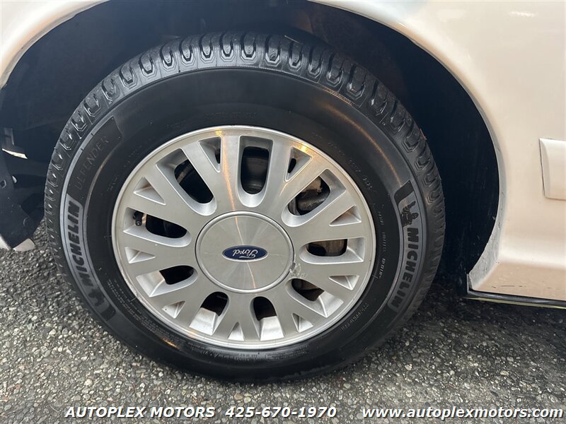 Used 2004 Ford Crown Victoria LX RWD image 24