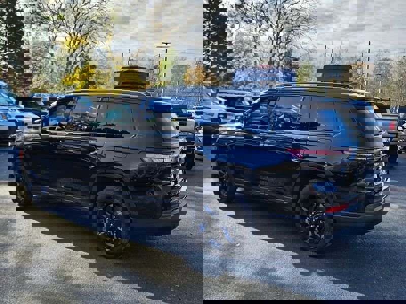 Used 2024 Jeep Grand Cherokee L Limited w/ Black Appearance Package image 12