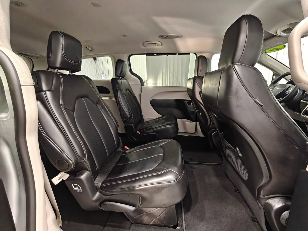 Used 2024 Chrysler Pacifica Touring-L FWD image 21