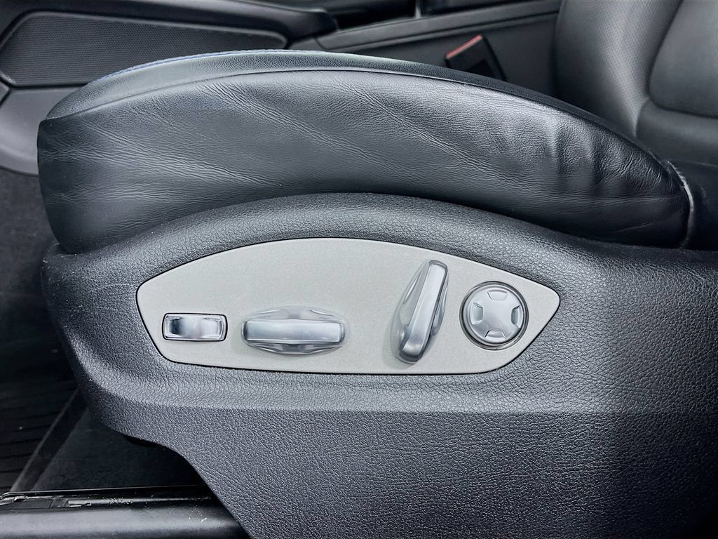 Certified 2023 Porsche Macan Turbo AWD/4WD image 29