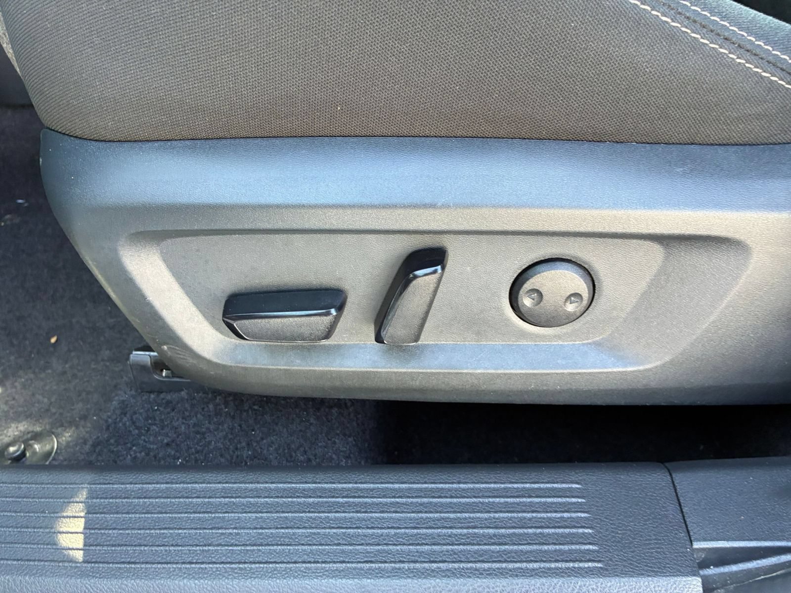 Used 2025 Nissan Rogue SV FWD image 21