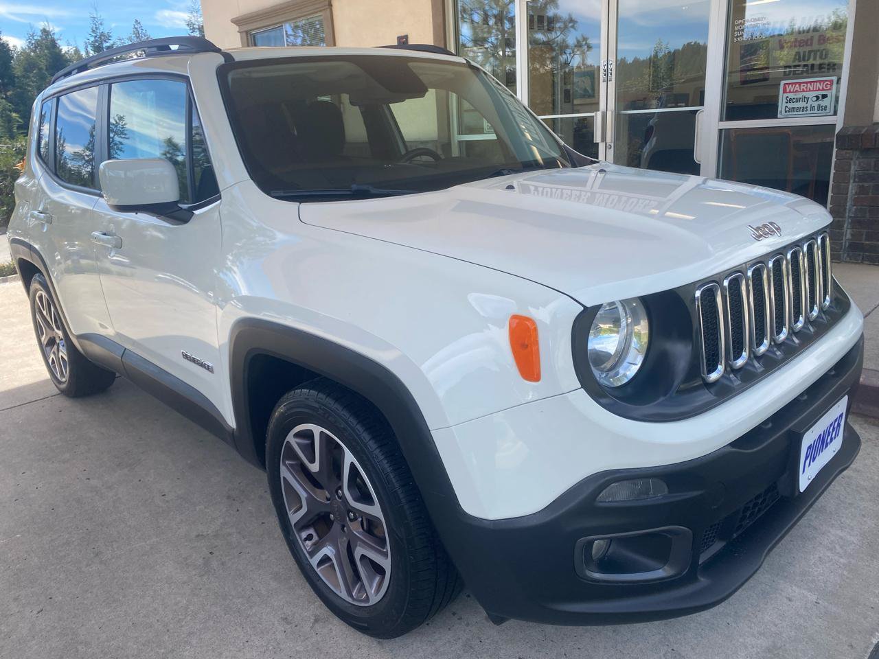Used 2016 Jeep Renegade Latitude FWD image 8