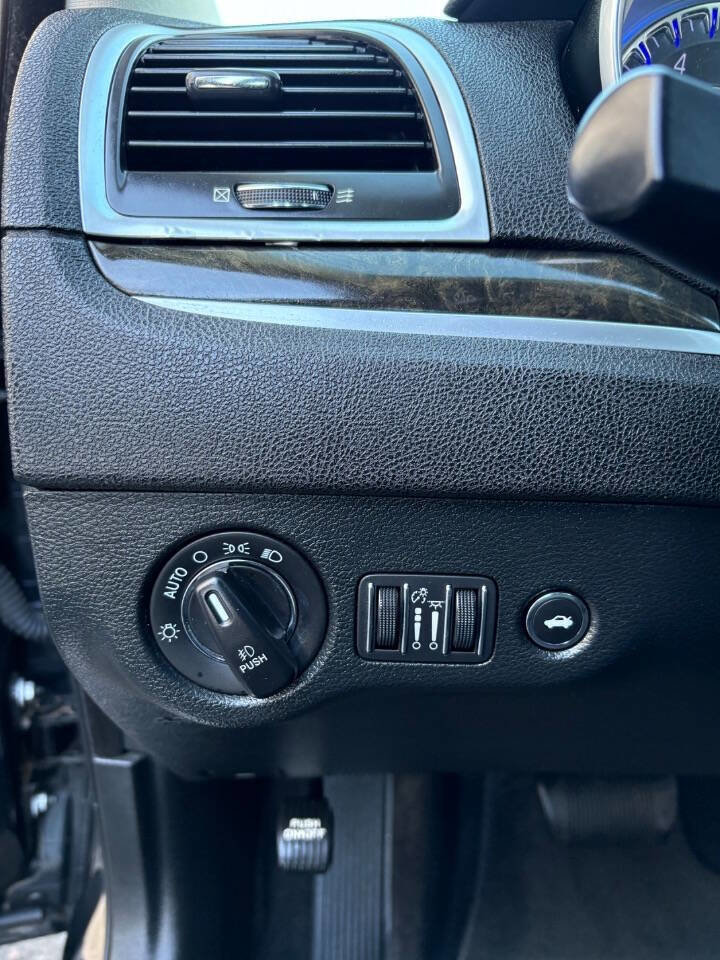 Used 2018 Chrysler 300 Limited image 16