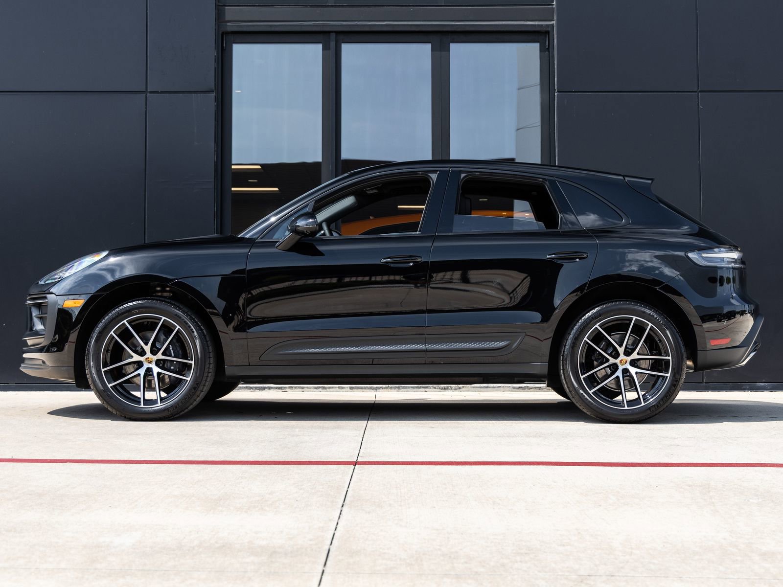 Certified 2026 Porsche Macan AWD/4WD image 2