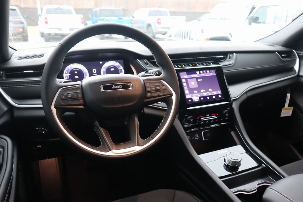 New 2025 Jeep Grand Cherokee L Laredo image 2