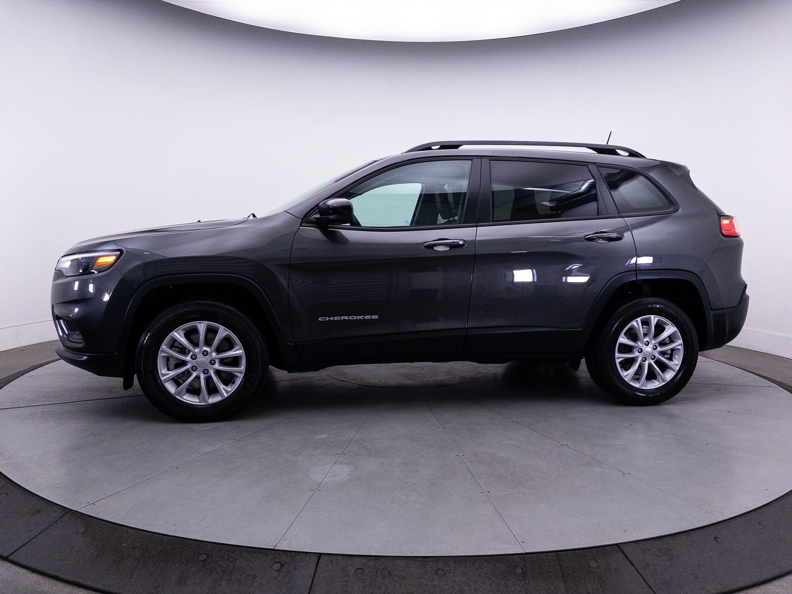 Used 2022 Jeep Cherokee Latitude Lux w/ Sun & Sound Group AWD/4WD image 40