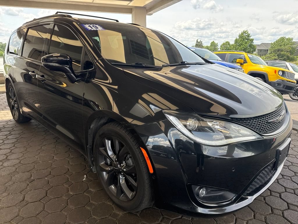 Used 2019 Chrysler Pacifica Limited w/ Advanced Safetytec Group FWD image 4