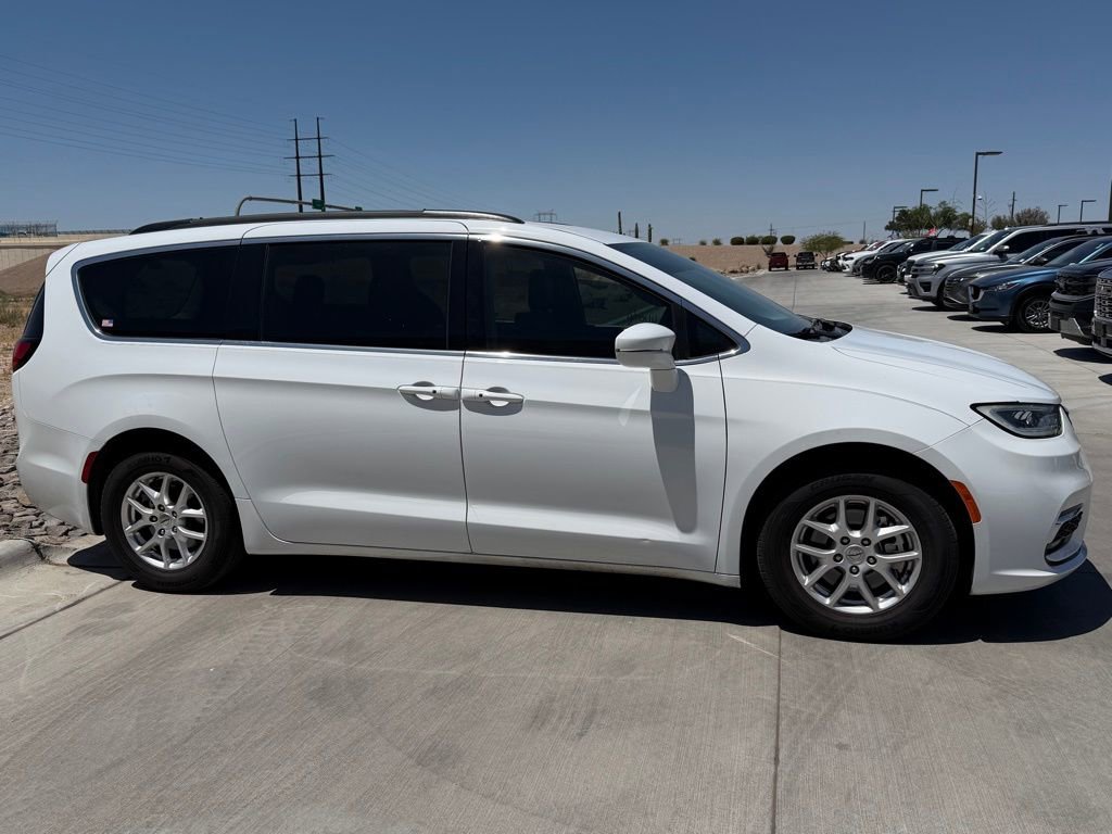 Used 2022 Chrysler Pacifica Touring-L FWD image 3