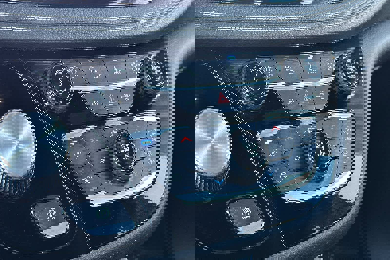 Used 2025 Chrysler Pacifica Select w/ Uconnect Theater Family Group image 23