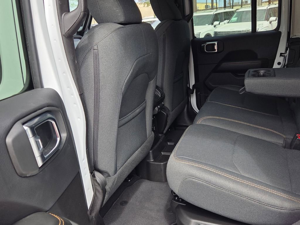 Used 2025 Jeep Wrangler Unlimited Sahara image 7