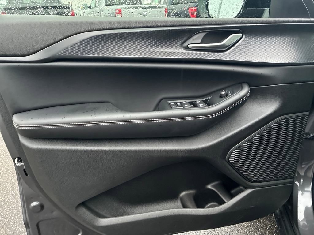 New 2025 Jeep Grand Cherokee Altitude image 10