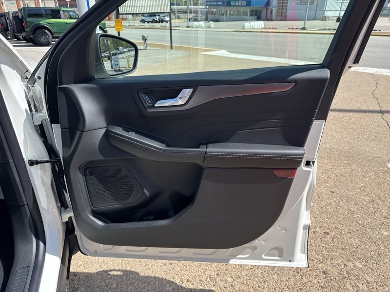 New 2025 Ford Escape SE FWD image 17