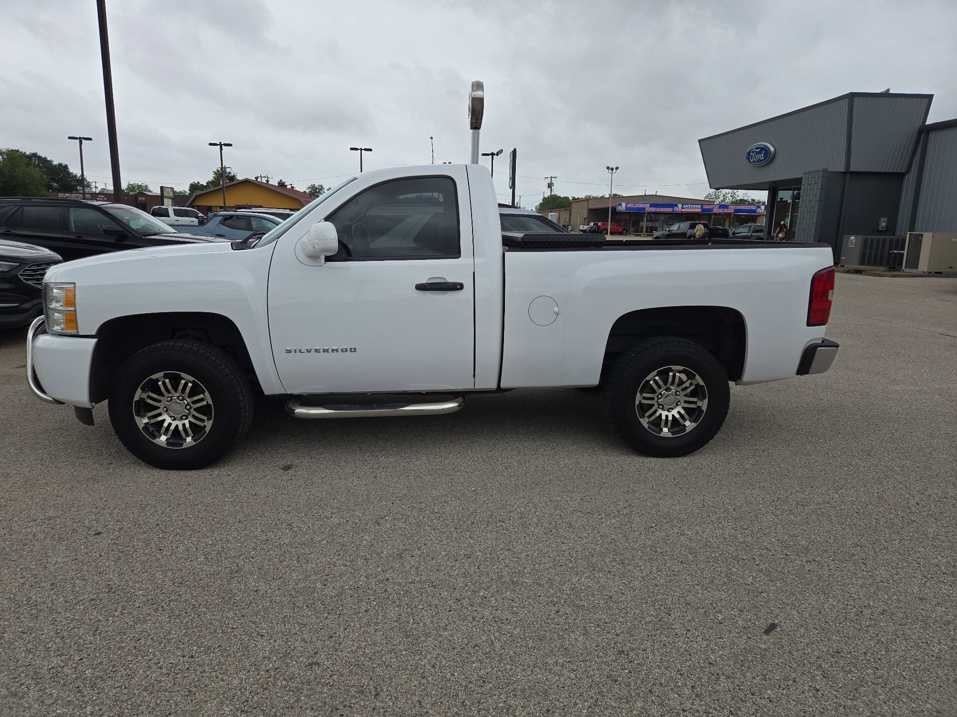 Used 2011 Chevrolet Silverado 1500 W/T RWD image 2