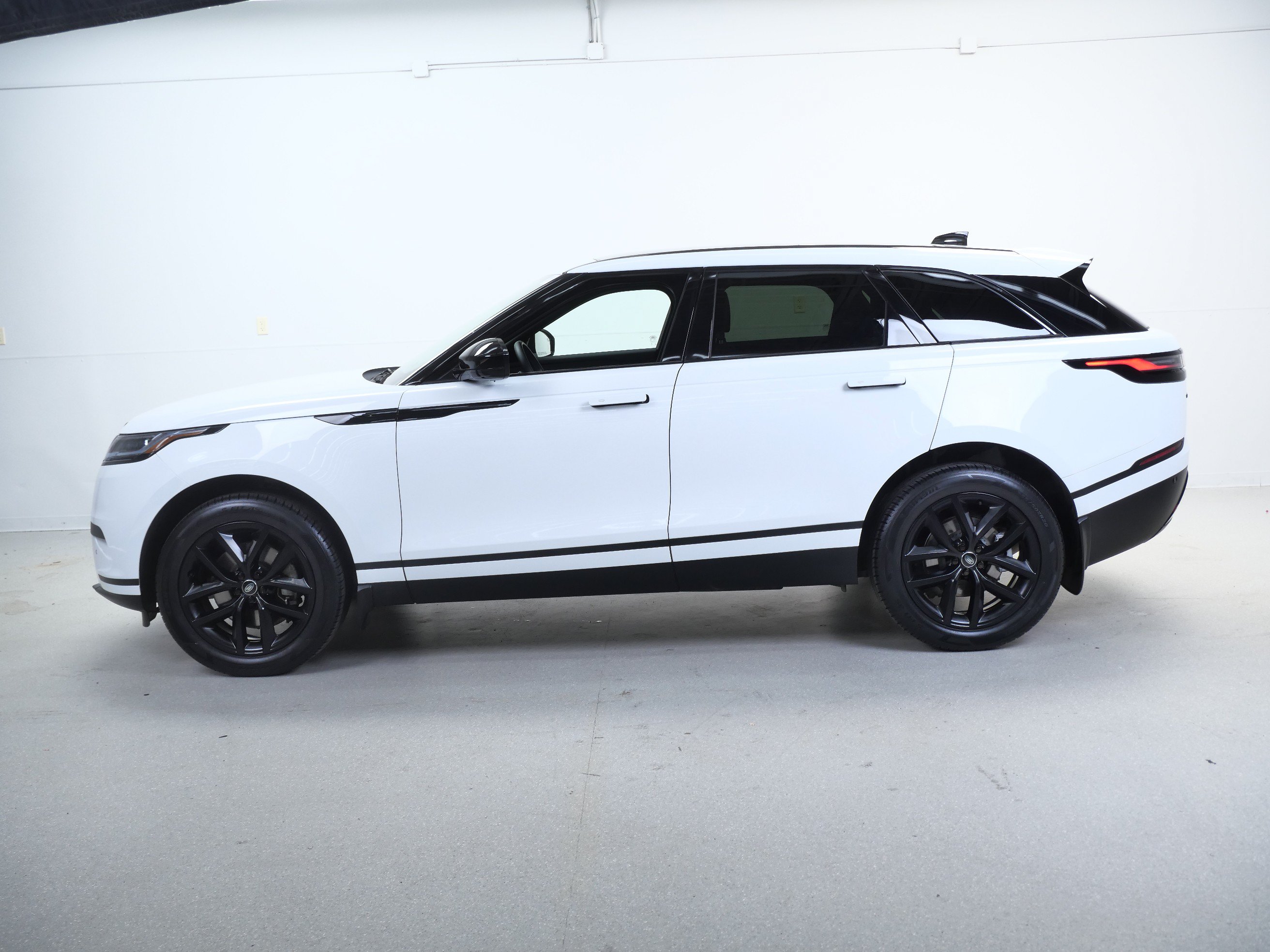 Used 2025 Land Rover Range Rover Velar S AWD/4WD image 10