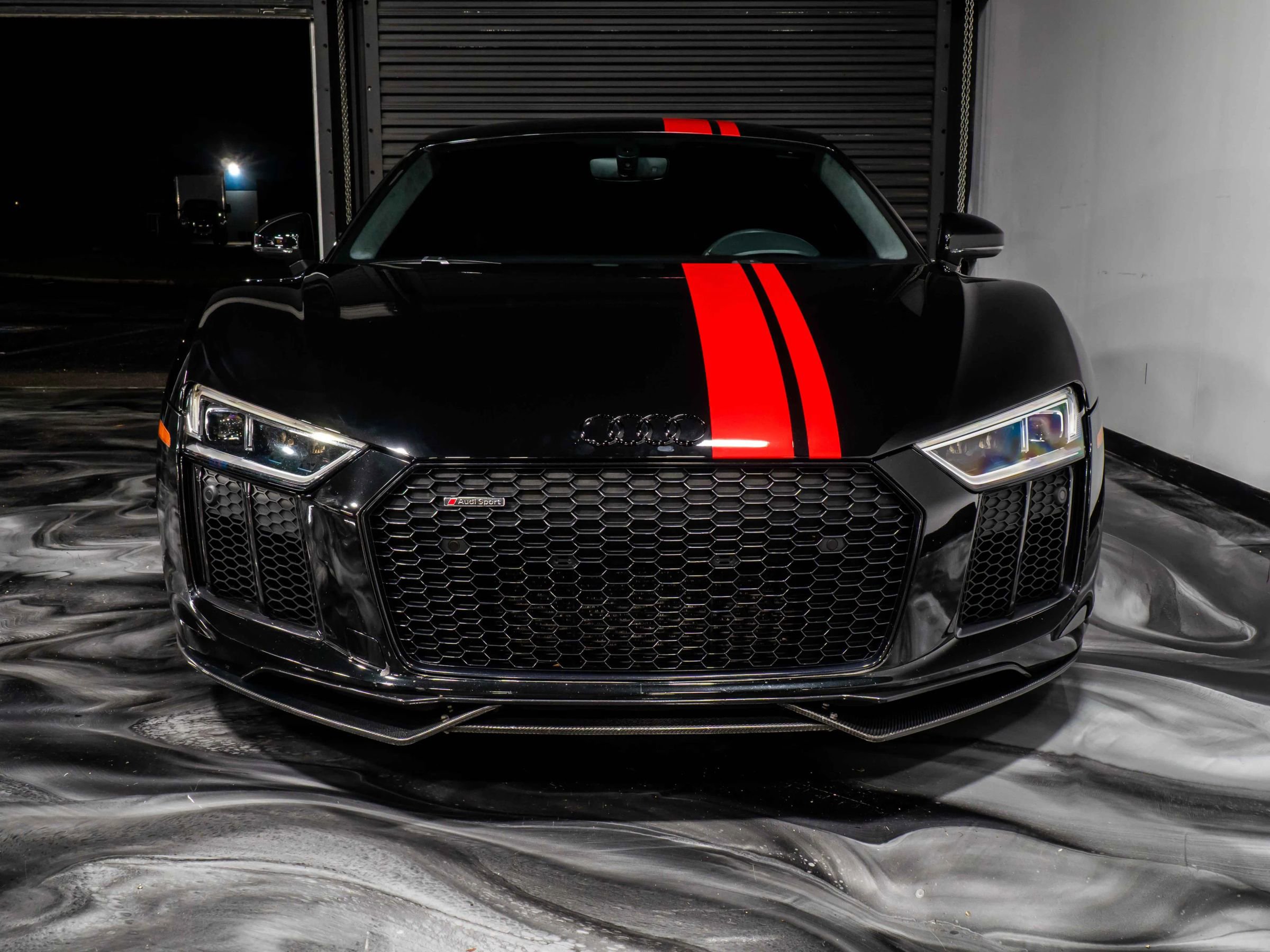 Used 2018 Audi R8 V10 w/ Premium Package image 2
