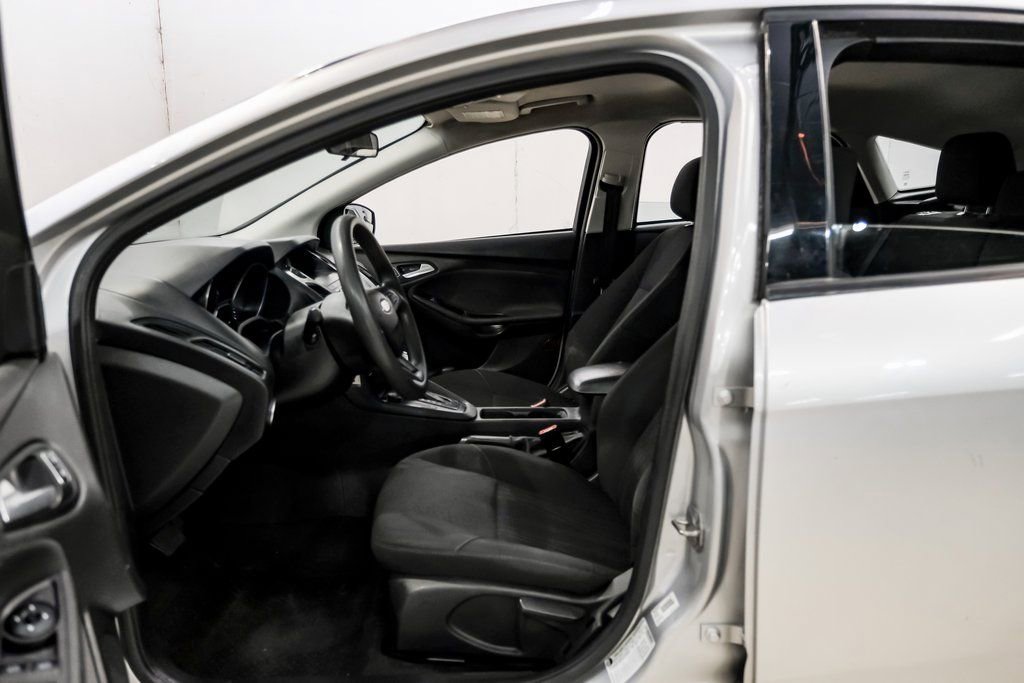 Used 2018 Ford Focus SE FWD image 4