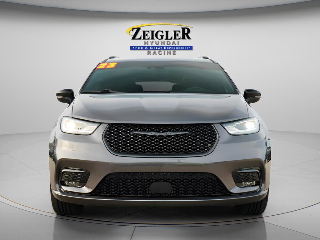 Used 2023 Chrysler Pacifica Limited w/ S Appearance Package AWD/4WD image 2