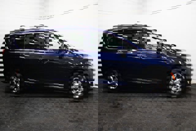 Used 2017 Chrysler Pacifica Touring-L Plus image 5