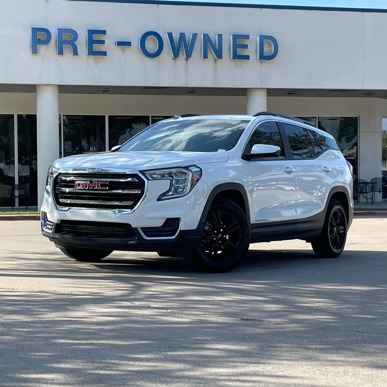 Used 2024 GMC Terrain SLE w/ Driver Convenience Package FWD image 1