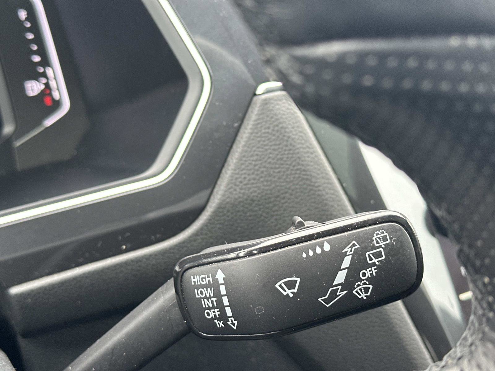 Used 2022 Volkswagen Tiguan SEL R-Line image 25