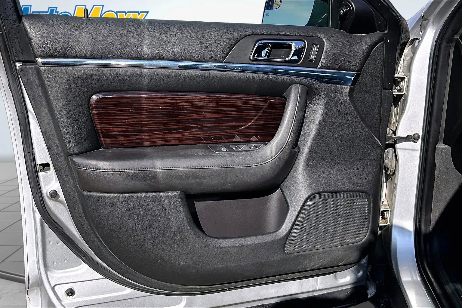 Used 2010 Lincoln MKS AWD image 11