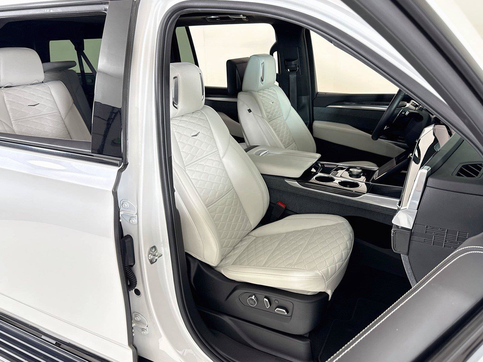 Used 2025 Cadillac Escalade ESV V AWD/4WD image 32