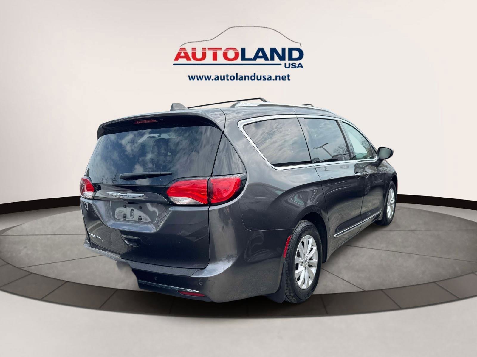 Used 2019 Chrysler Pacifica Touring-L FWD image 3