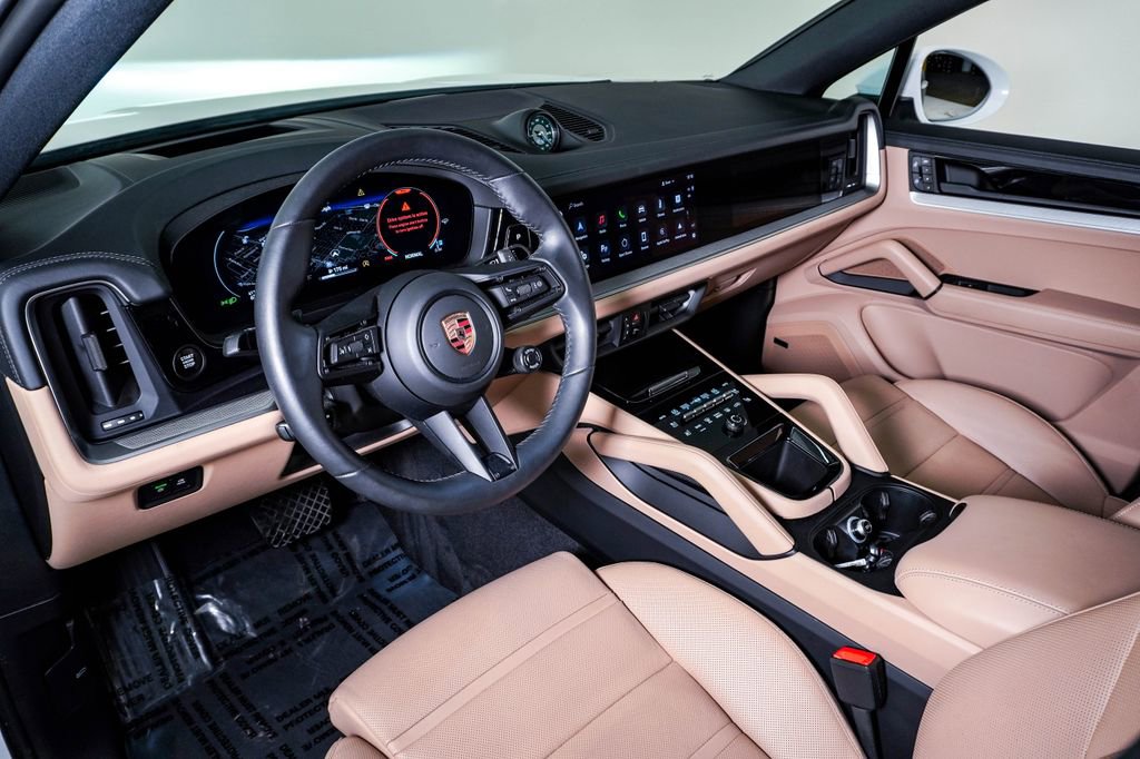 Certified 2025 Porsche Cayenne Coupe AWD/4WD image 4