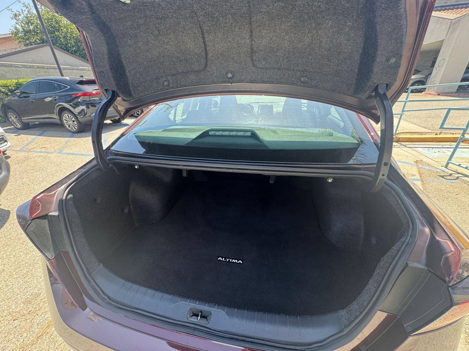 Used 2025 Nissan Altima 2.5 SV FWD image 31