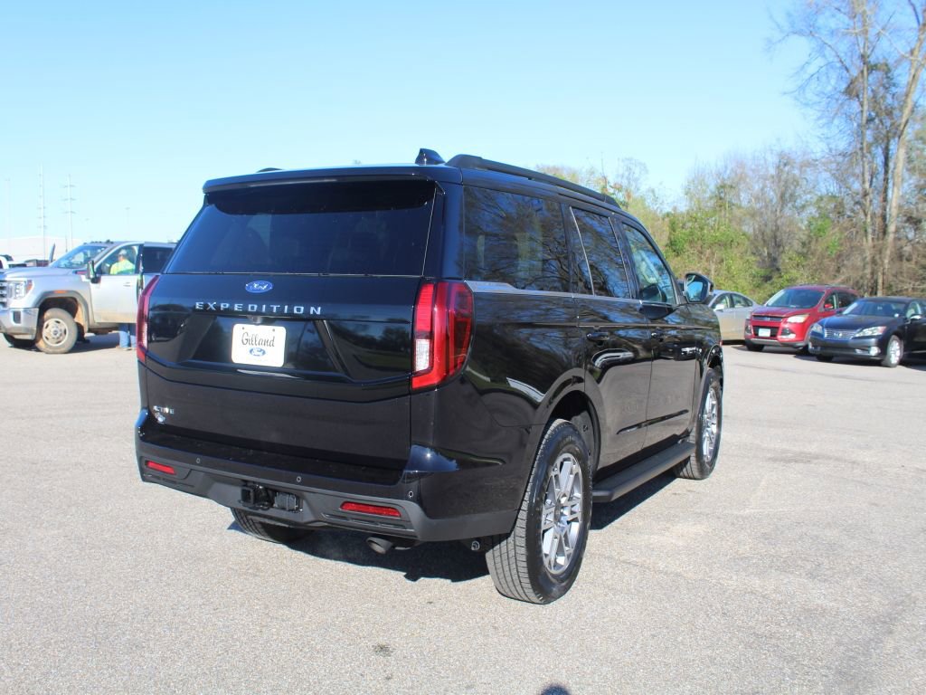 New 2026 Ford Expedition Active image 9
