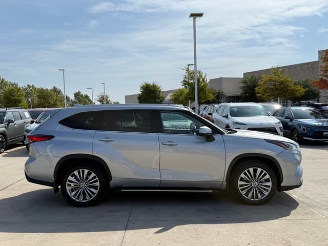 Used 2023 Toyota Highlander Platinum FWD image 2