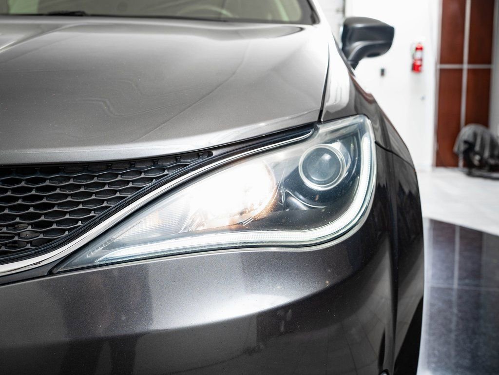 Used 2019 Chrysler Pacifica Touring-L image 15