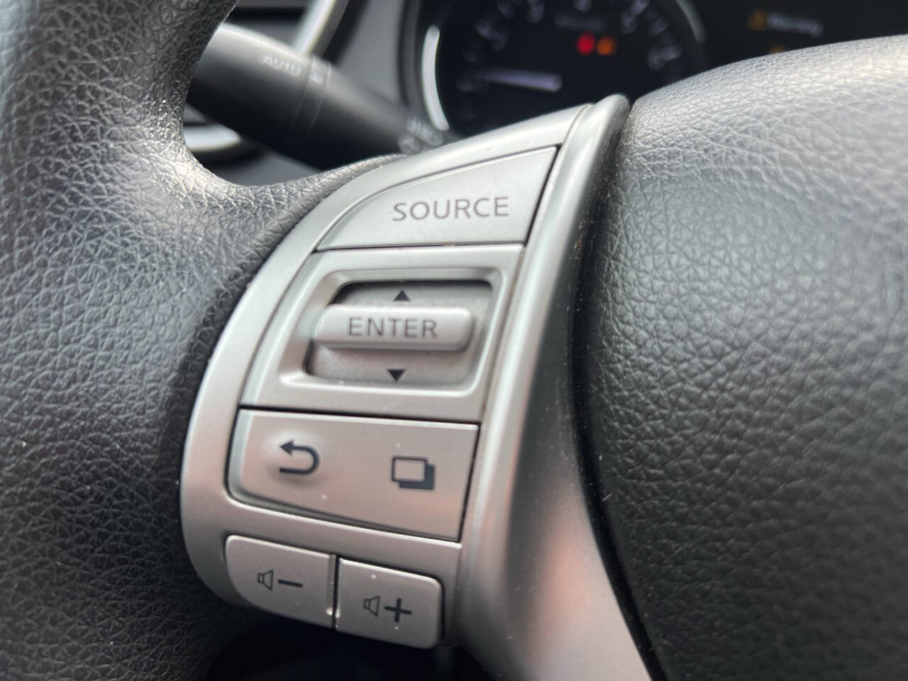 Used 2016 Nissan Rogue SV image 19
