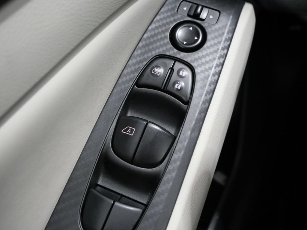 Used 2025 Nissan Altima 2.5 SV FWD image 12