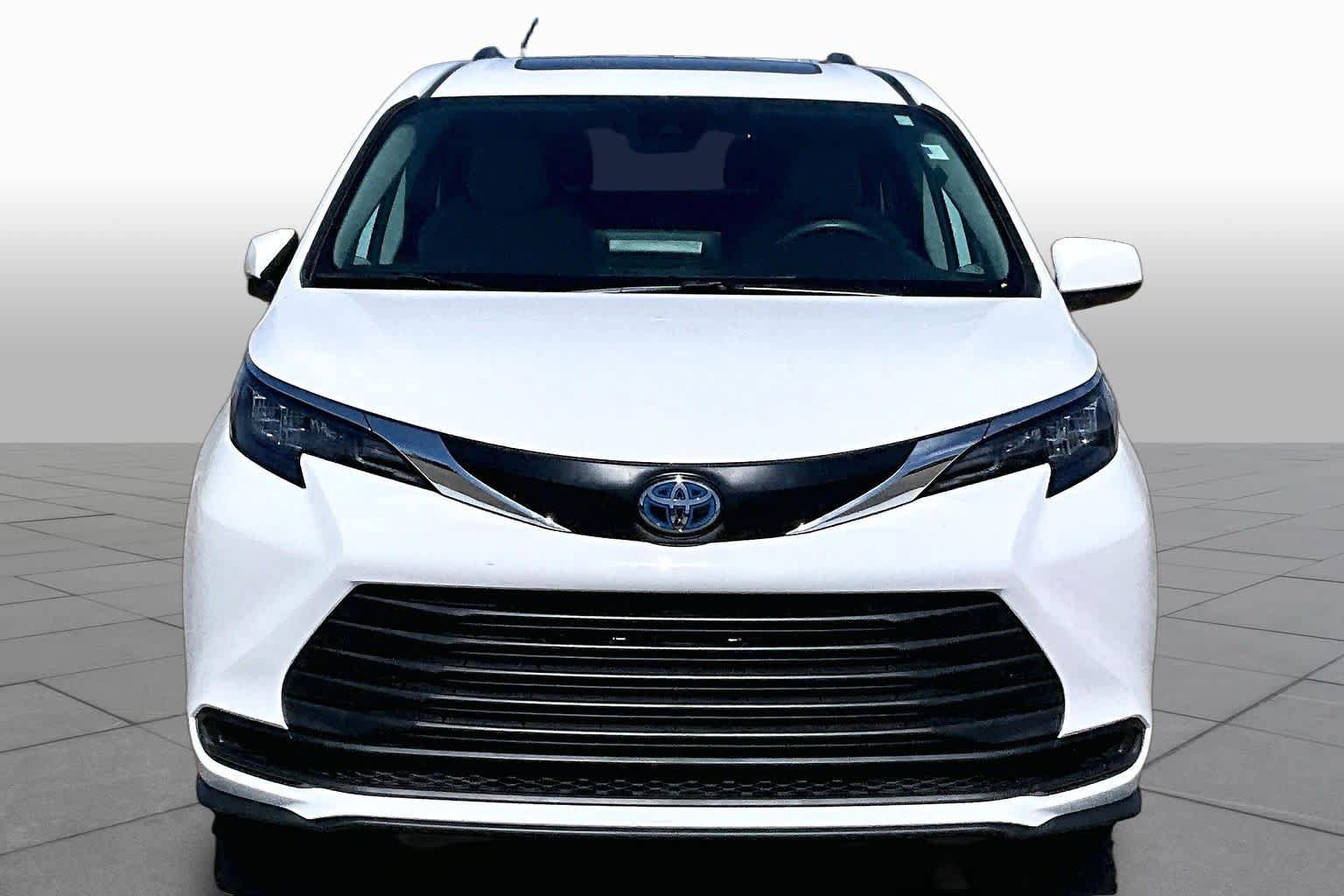 Used 2024 Toyota Sienna LE w/ LE Plus Package FWD image 4