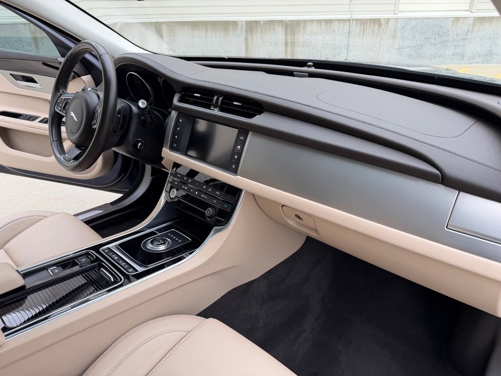 Used 2018 Jaguar XF Premium AWD/4WD image 22
