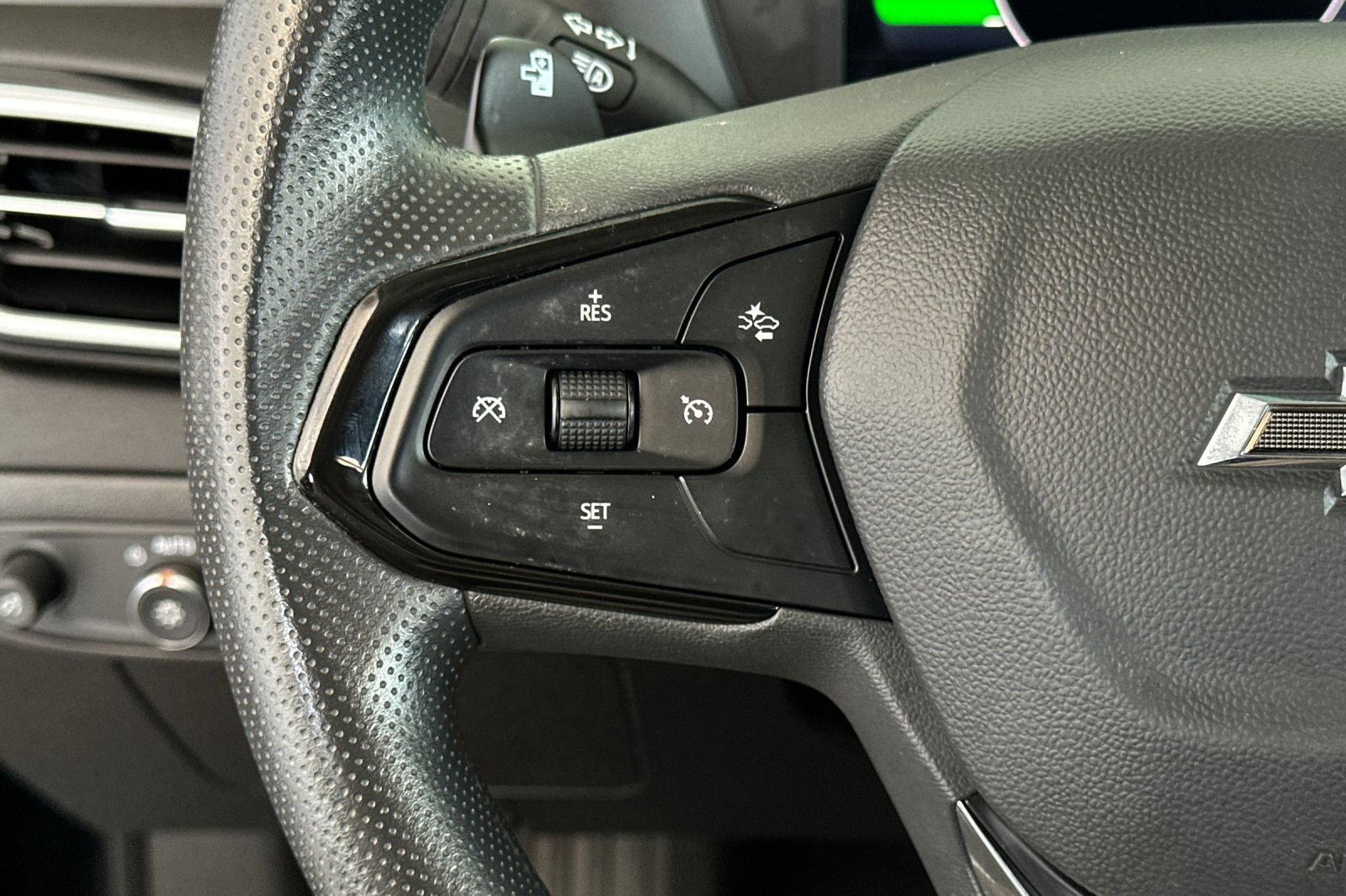 Used 2023 Chevrolet Bolt EUV LT FWD image 30