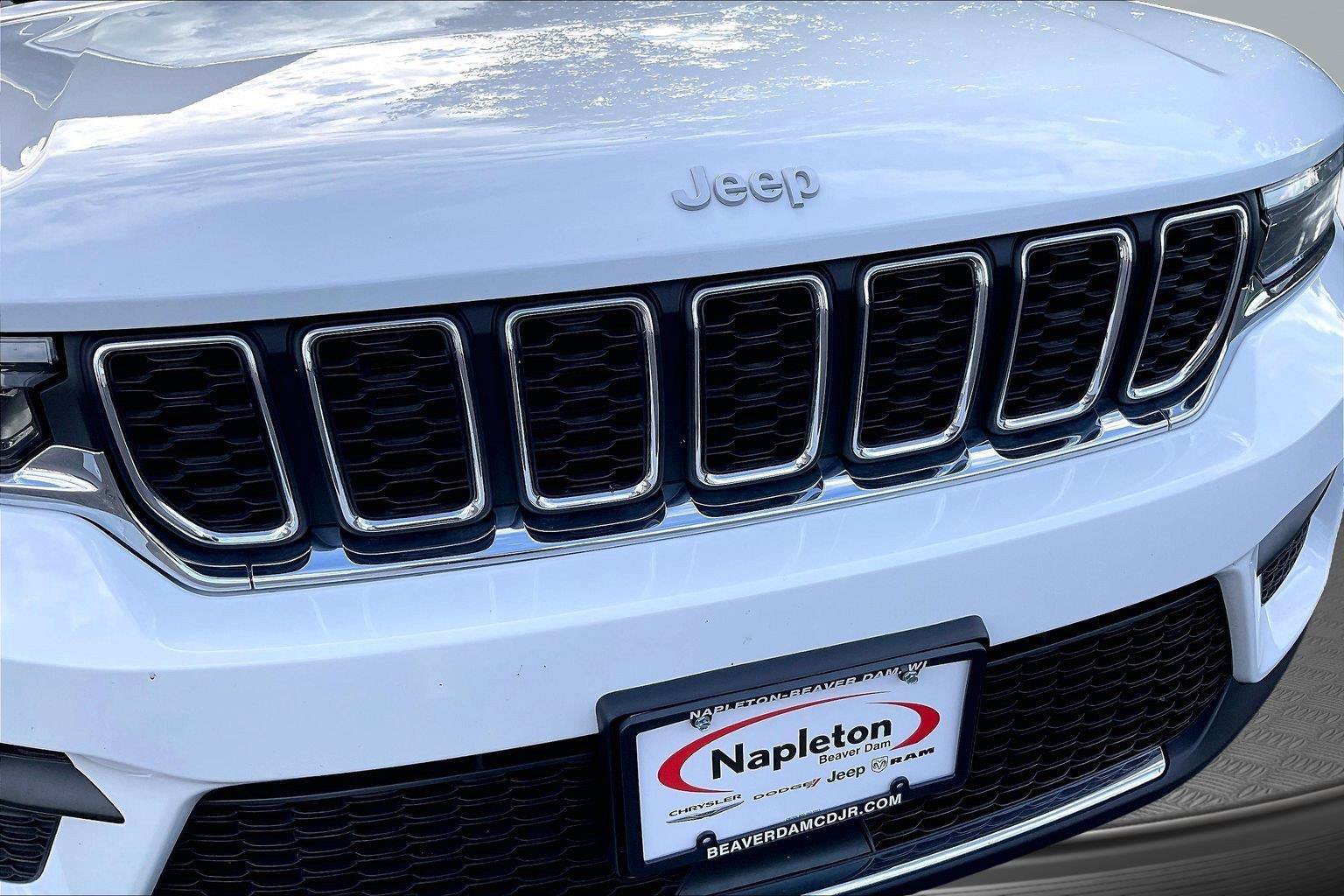 Used 2025 Jeep Grand Cherokee Laredo X AWD/4WD image 27
