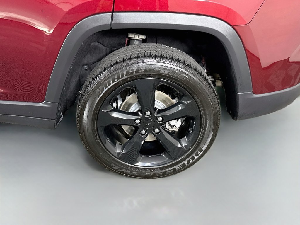 Used 2025 Jeep Grand Cherokee Altitude AWD/4WD image 35