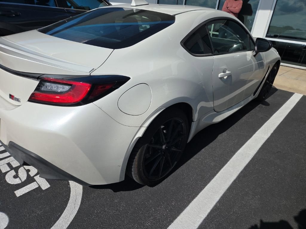 Used 2022 Toyota GR86 Premium RWD image 3