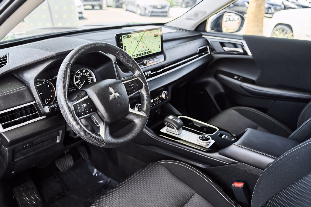 Used 2025 Mitsubishi Outlander ES FWD image 2
