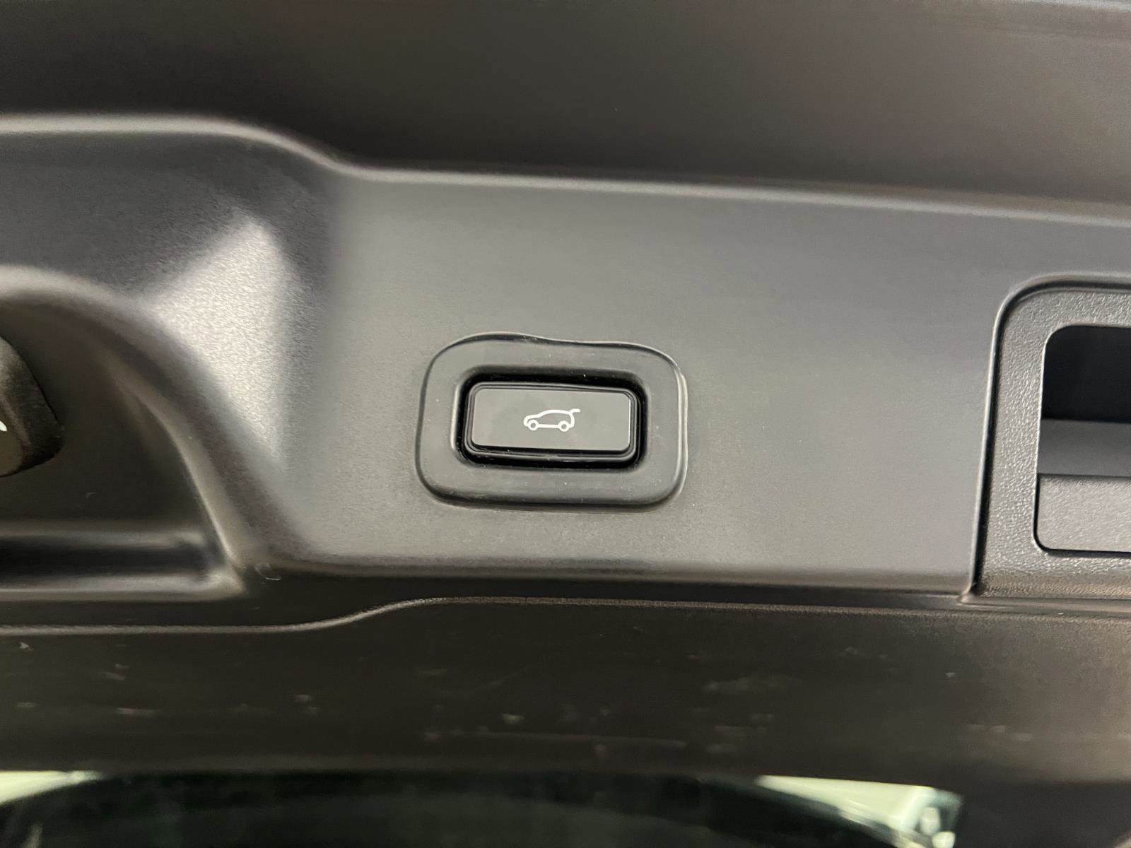 Used 2020 Land Rover Range Rover Evoque SE image 33