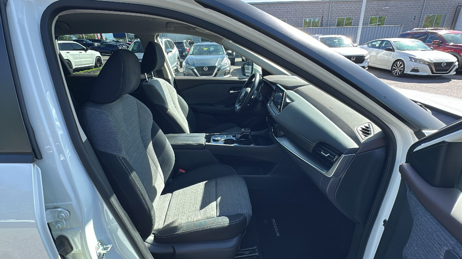 Used 2022 Nissan Rogue SV AWD/4WD image 22