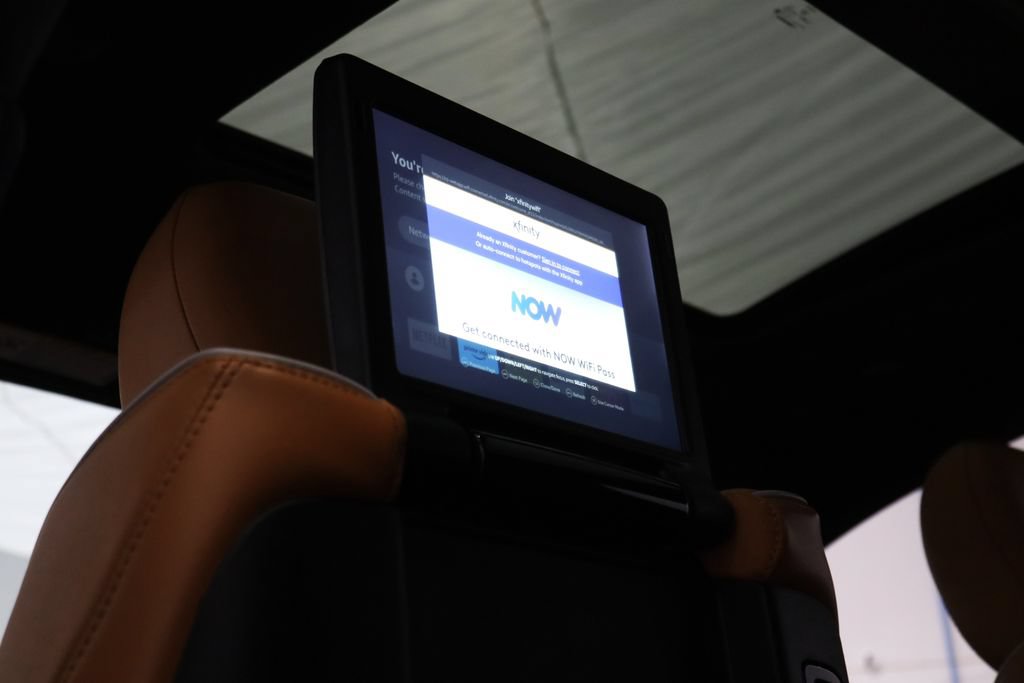 Used 2023 Chrysler Pacifica Pinnacle FWD image 11
