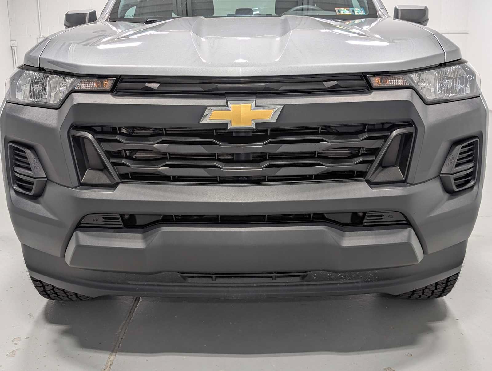 Used 2023 Chevrolet Colorado W/T RWD image 2