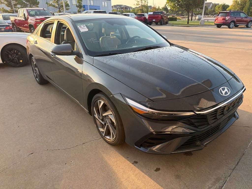Used 2025 Hyundai Elantra Limited FWD image 2