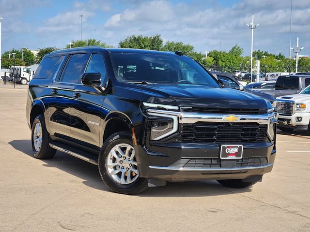 Used 2025 Chevrolet Suburban LS RWD image 2
