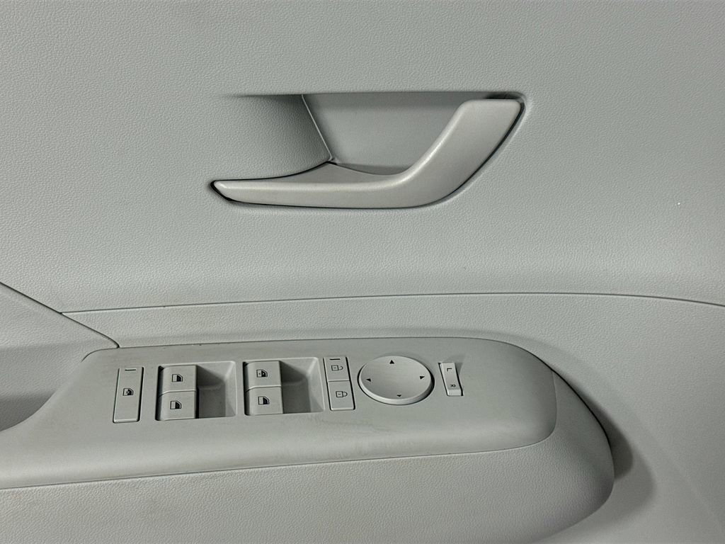 Certified 2025 Hyundai Kona SE image 18
